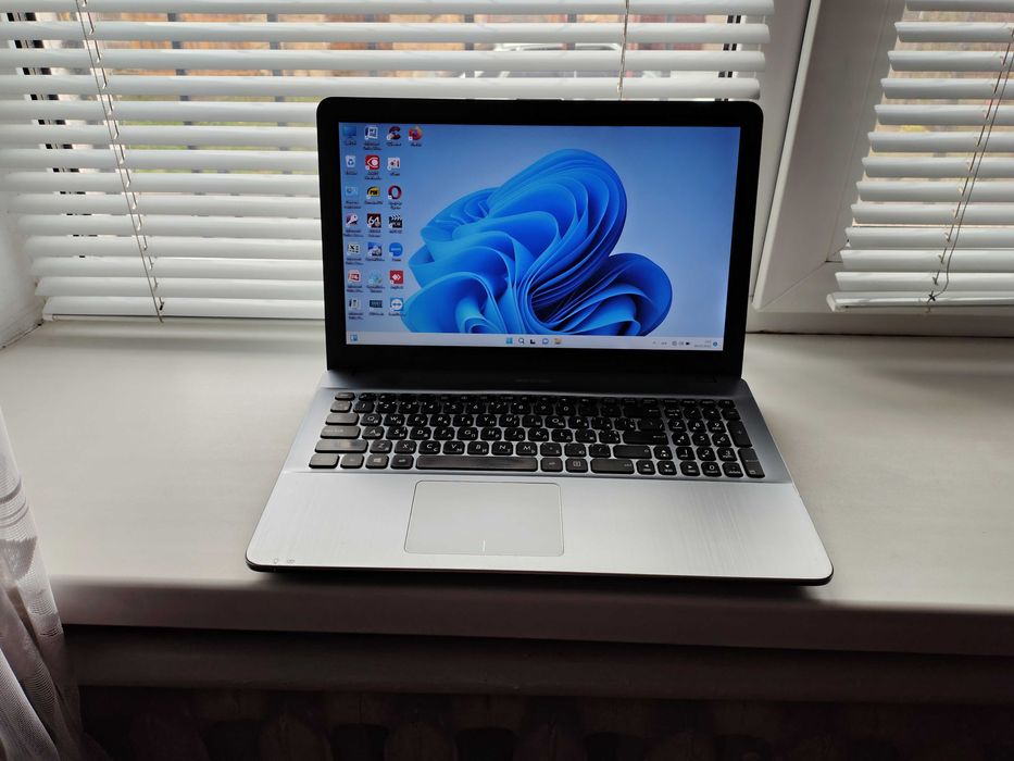 Asus (i3-6g, ram 4, 120 ssd, батарея 3 год)