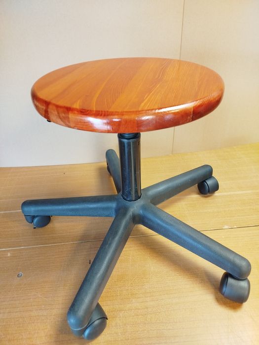 Taboret o obrotowy na kółkach