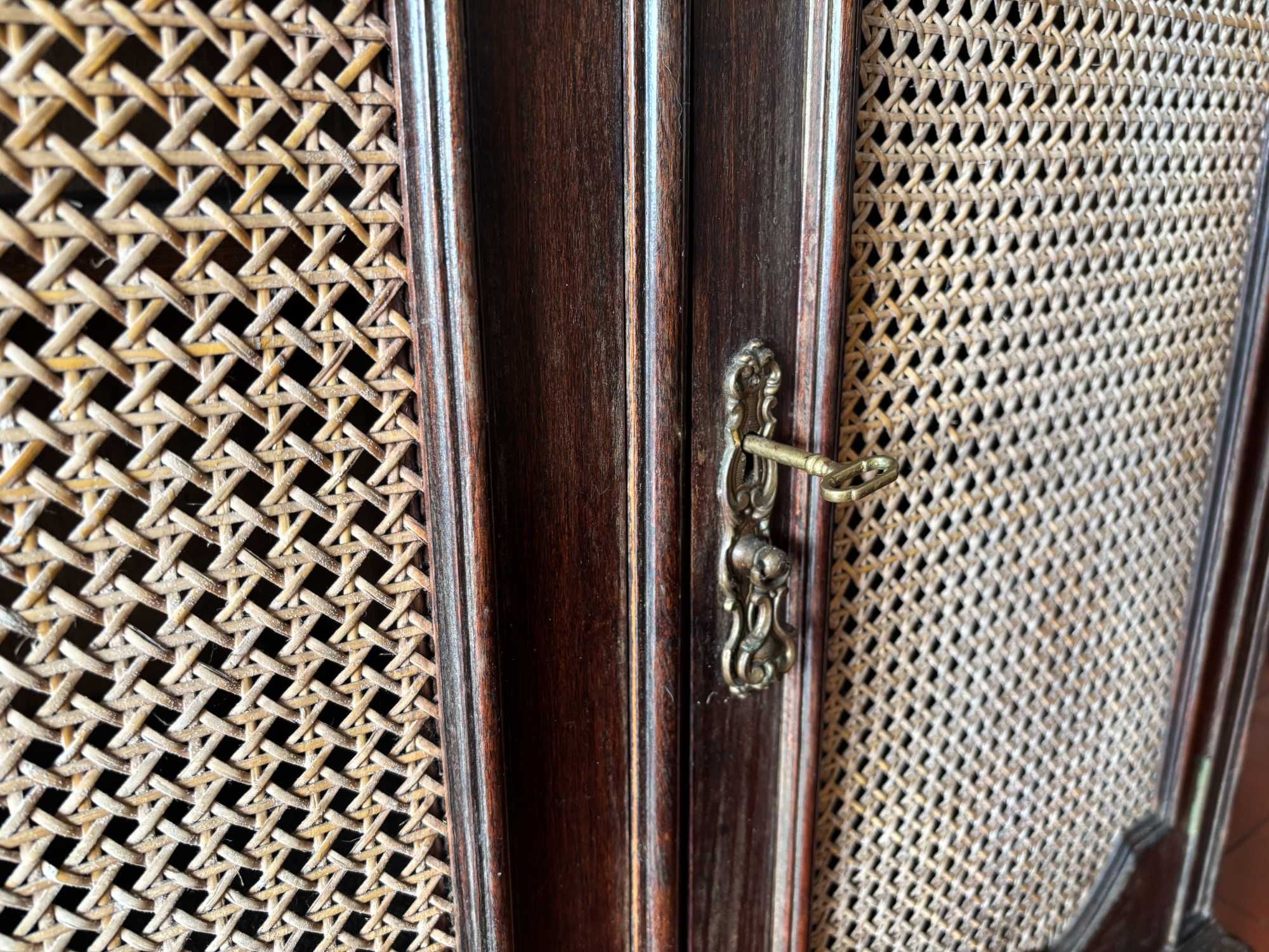Móvel de apoio, entrada em palhinha/ratan. Vintage