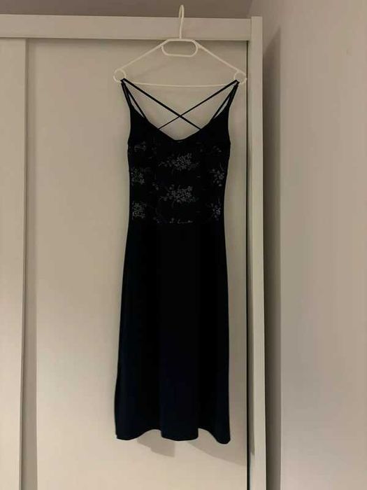 Granatowa dopasowana sukienka z prześwitującym tyłem