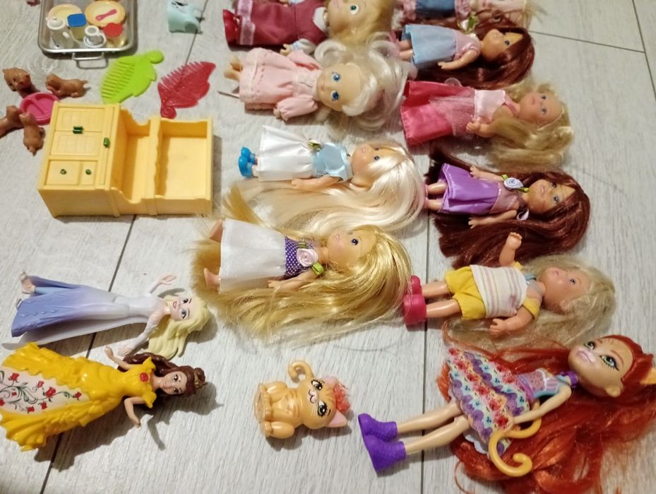 15 małych laleczek z ubrankami i akcesoriami