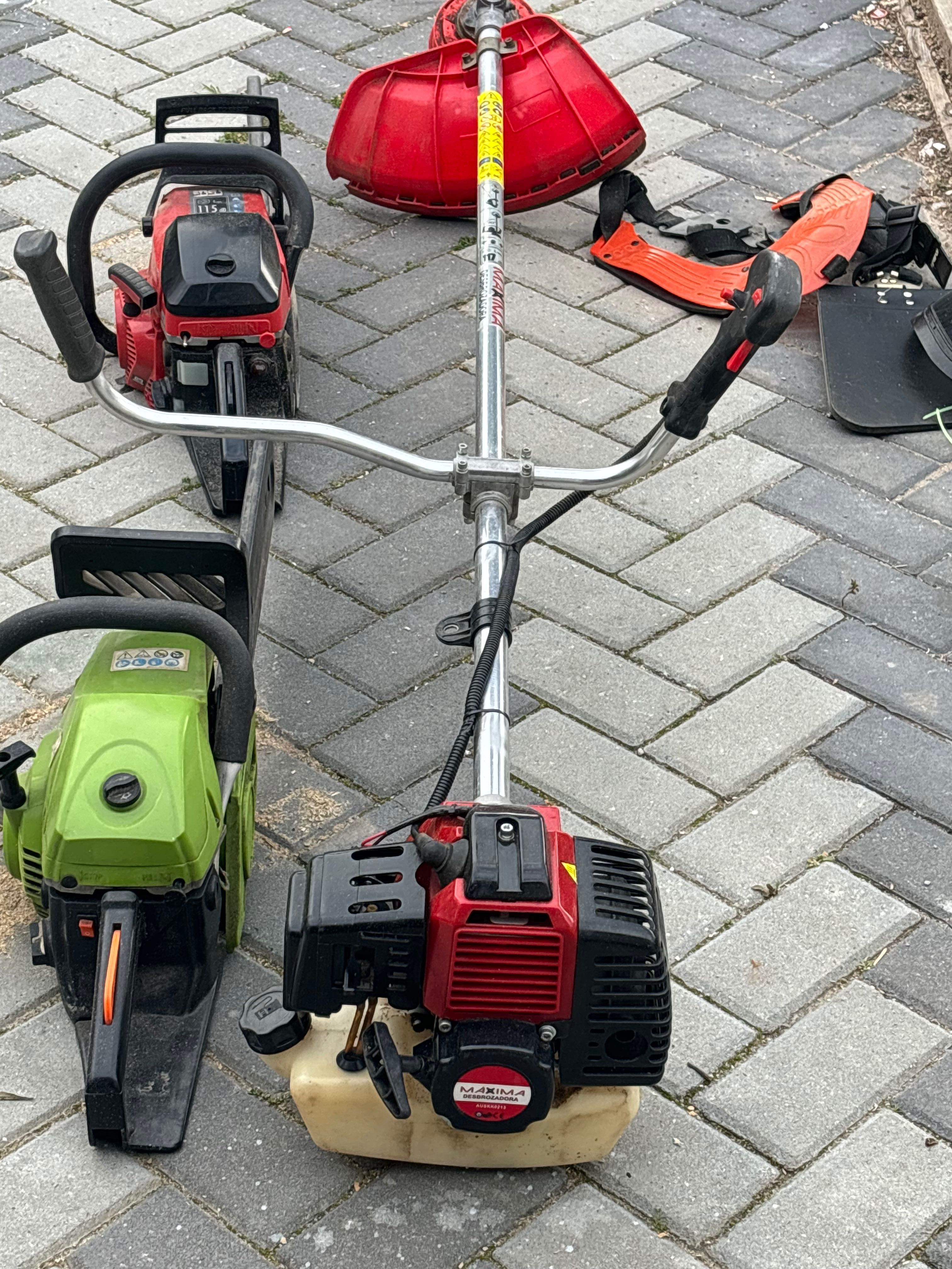 Duas motosseras, uma roçadora com acessórios, um tico tico.