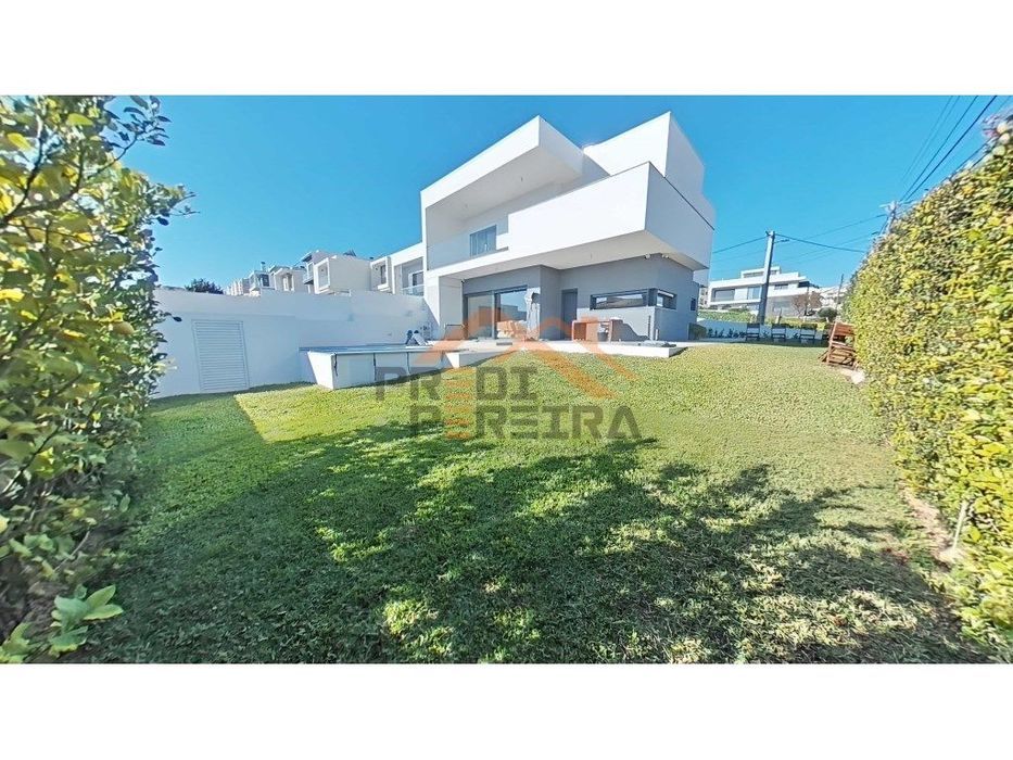 Moradia T3 +1, localizada no prestigiado bairro das Granjas Novas, ...