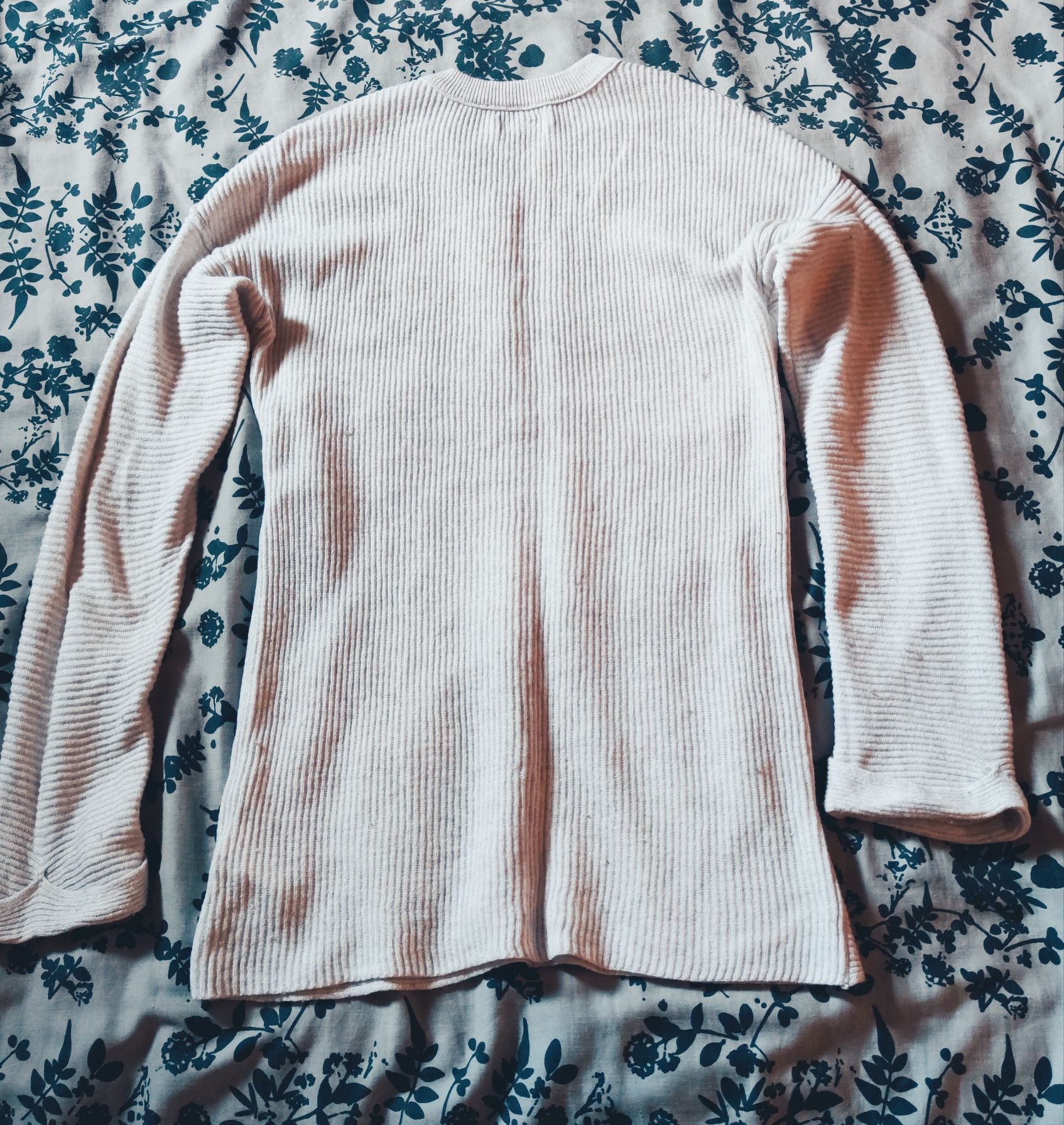 Sweter z dzianiny. Poszerzany dół i rękawy