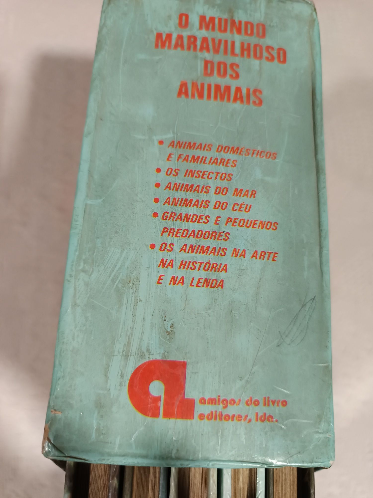 Colecção antiga  de  5 livros" o mundo maravilhoso dos animais"