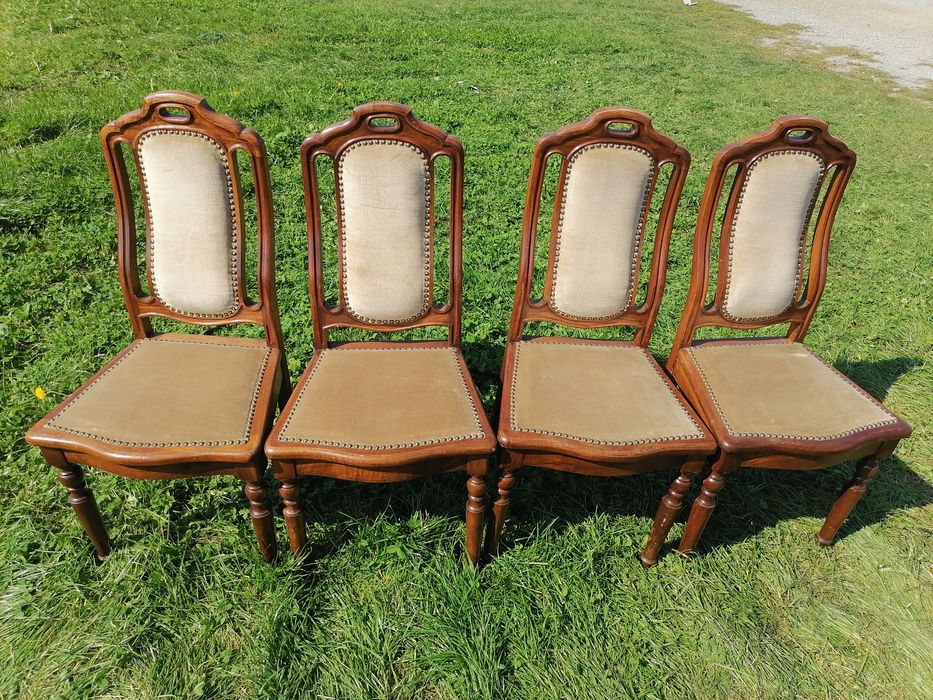 Krzesła drewniane pikowane