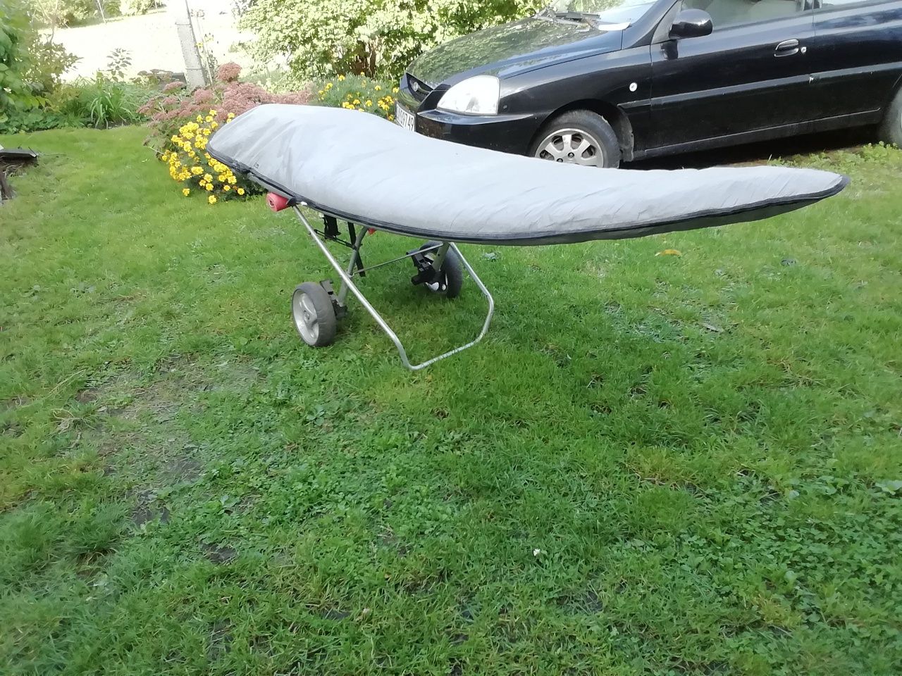Wózek do przewozu windsurfingu.