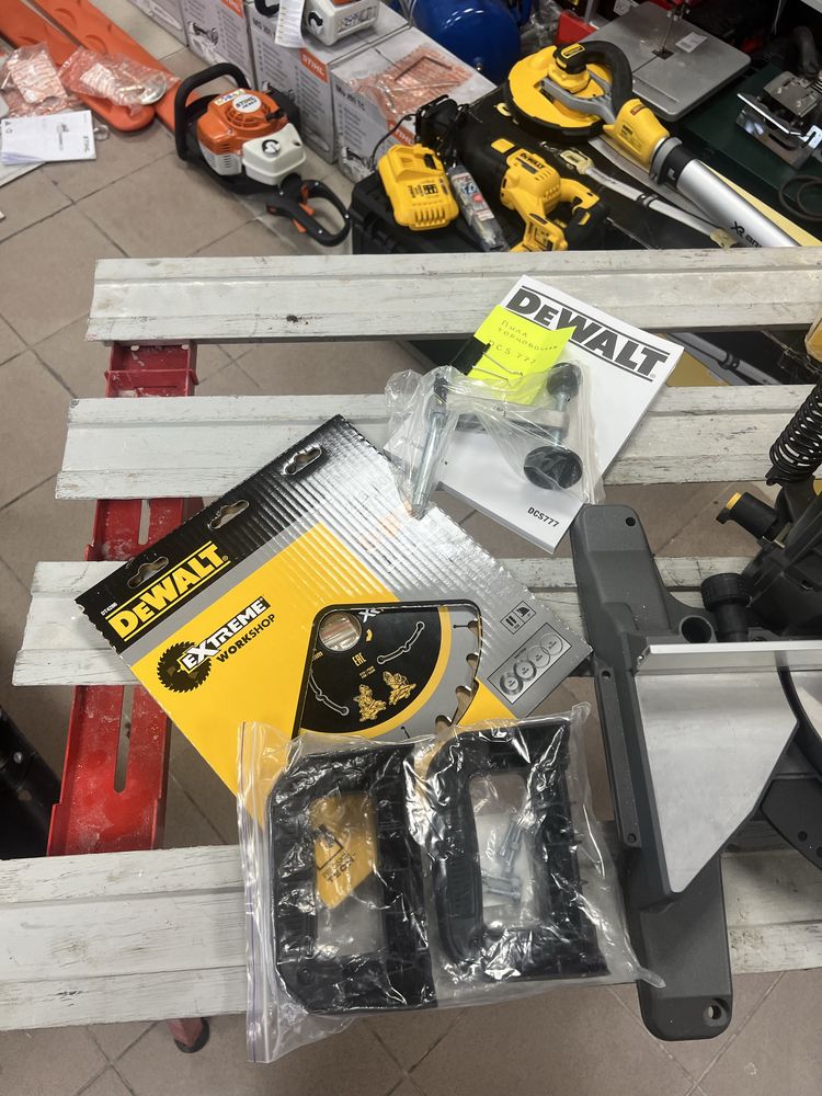 Пила торцовочная аккумуляторная XR FLEXVOLT DeWALT DCS777T2