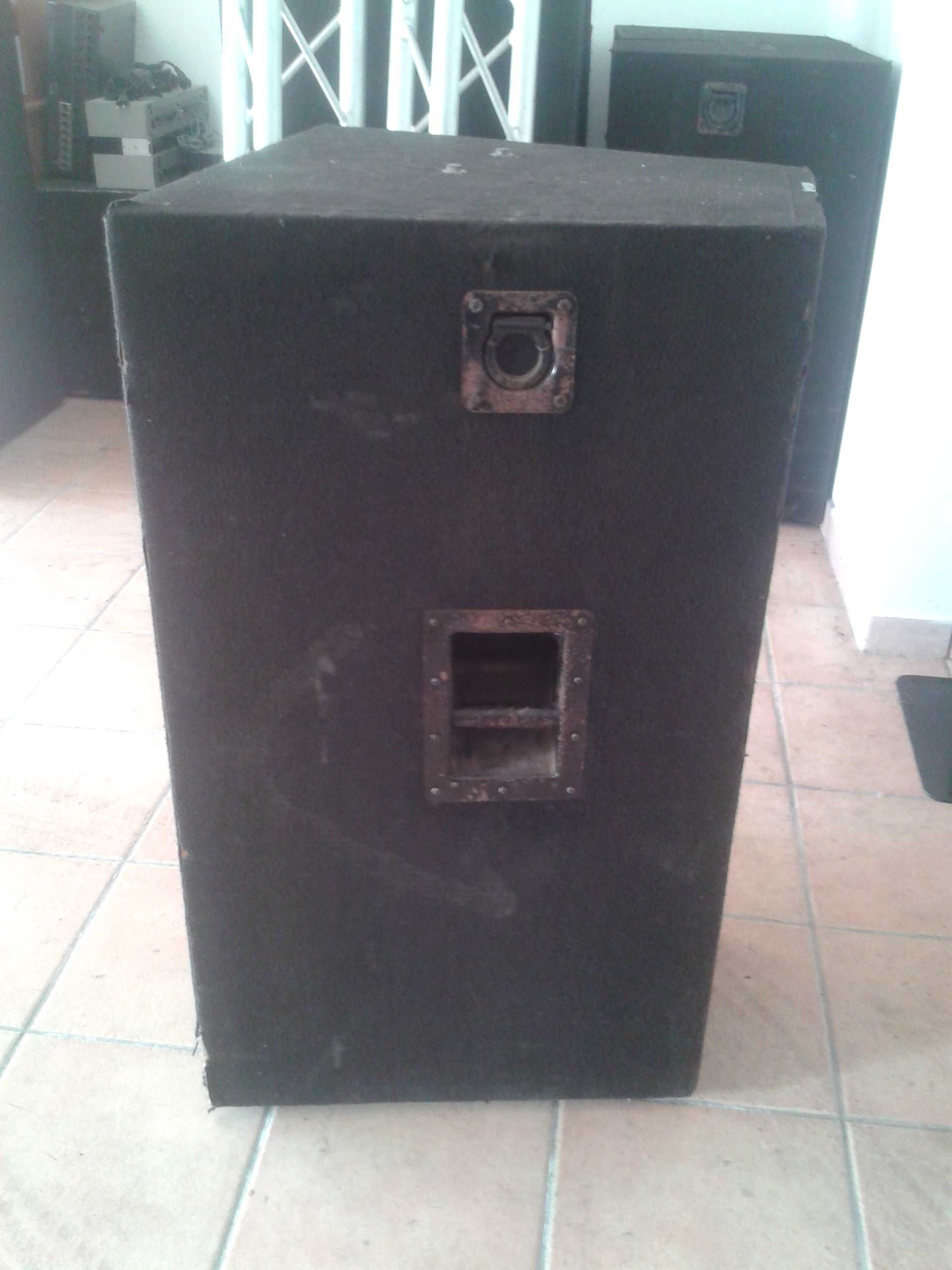 Vendo 4 colunas com altifalantes RCF L100P com 1200w rms cada uma.