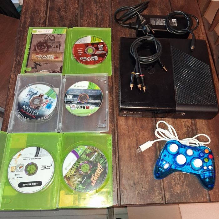 Xbox 360 com comandos, jogos e câmara