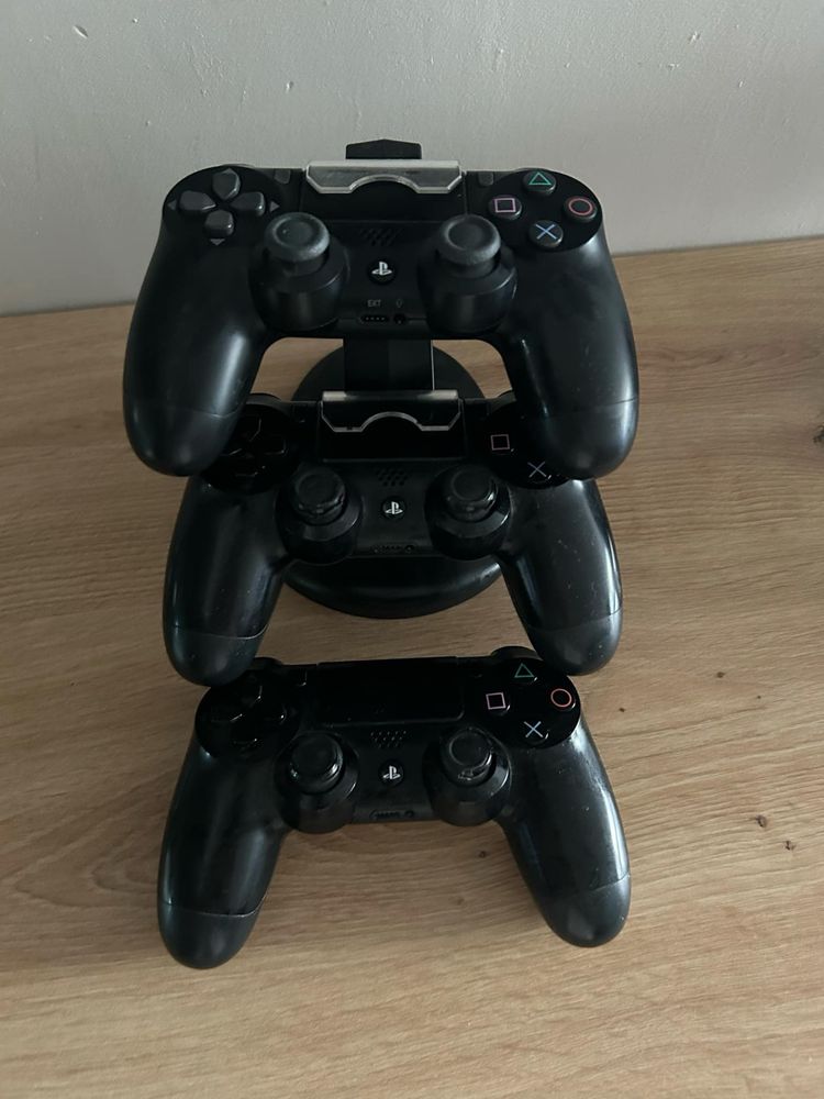 Sprzedam Playstation 4 z dodatkami