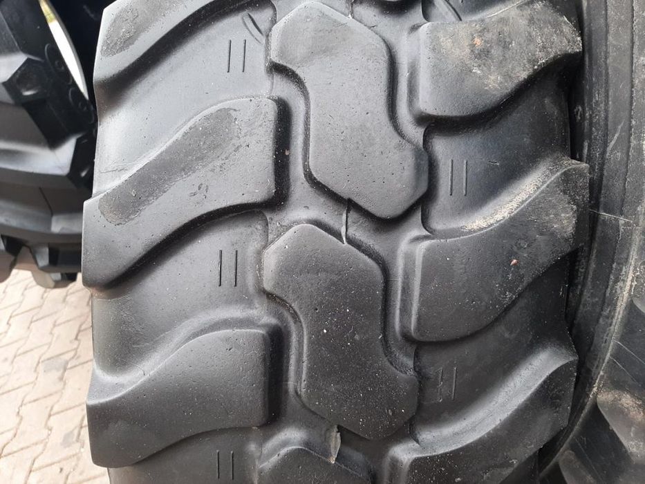 2x Opona używana przemysłowa 405/70R24 DUNLOP SP T9; 900zł(szt.) W4518