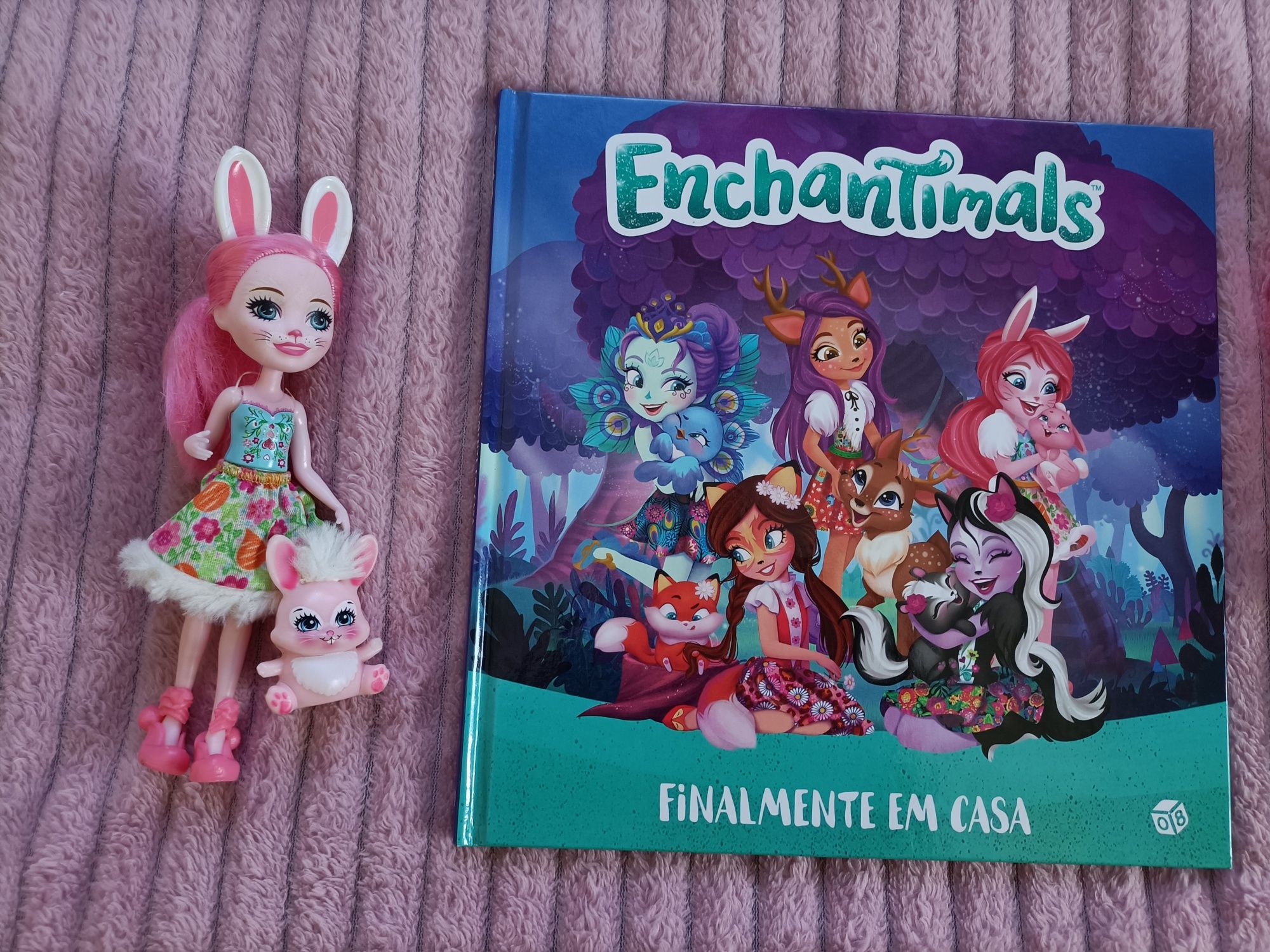 Livro + personagens Enchantimals