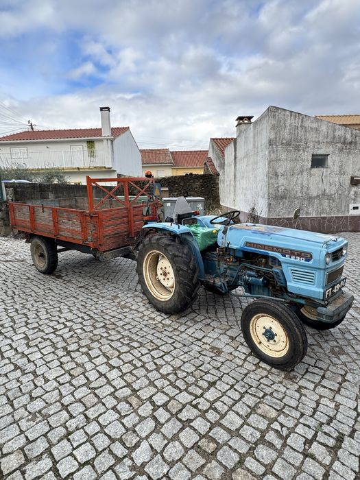Trator Hinomoto E230 com Reboque, Caixa e Alfaias Agrícolas