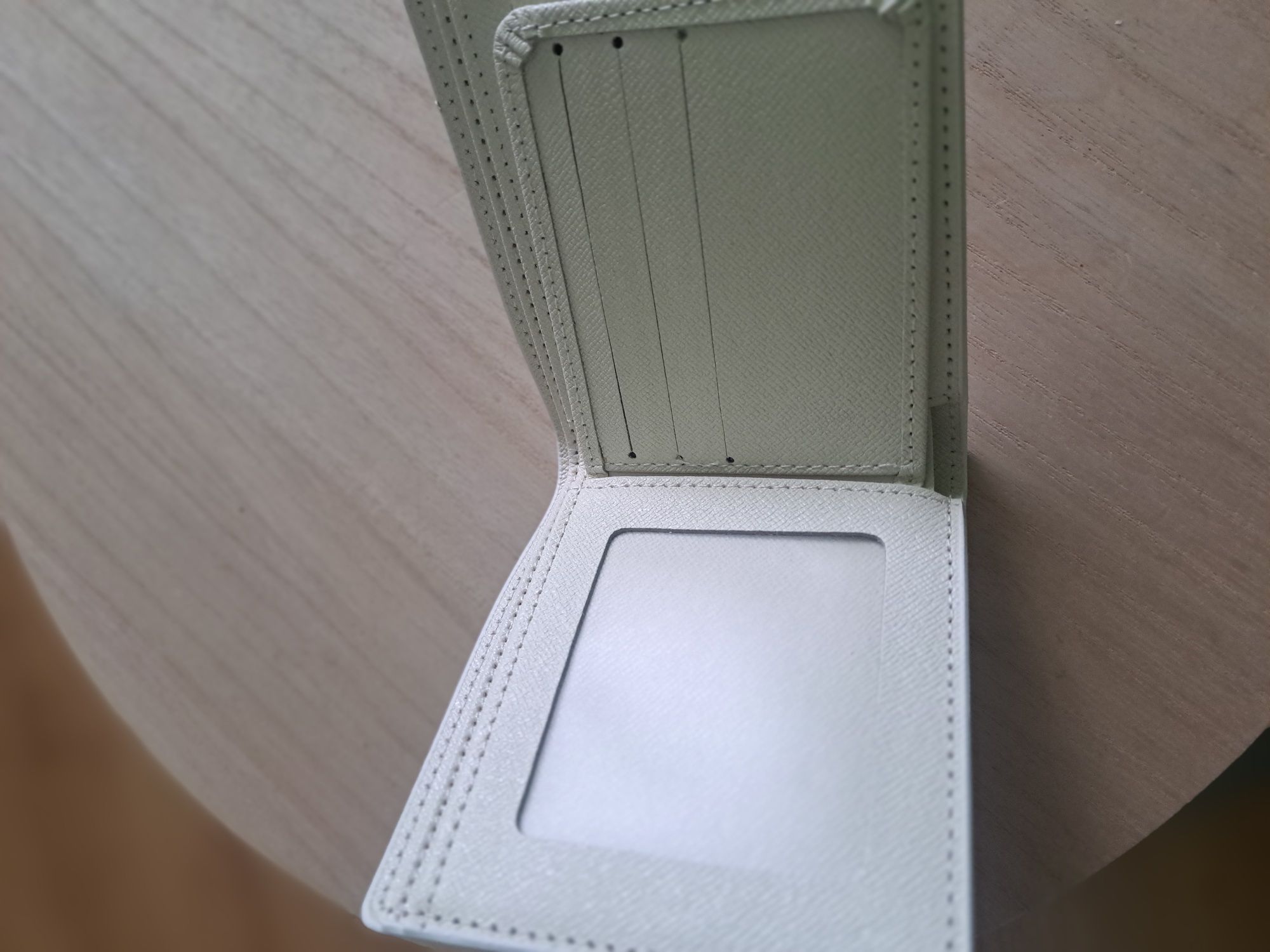 Biały portfel Louis Vuitton