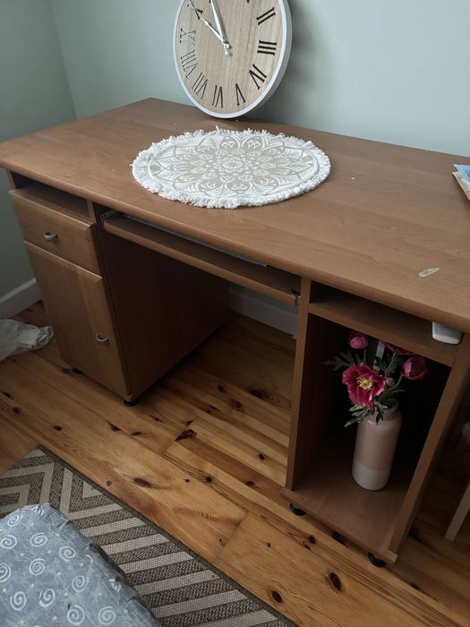 Biurko z wysuwanym blatem i półkami