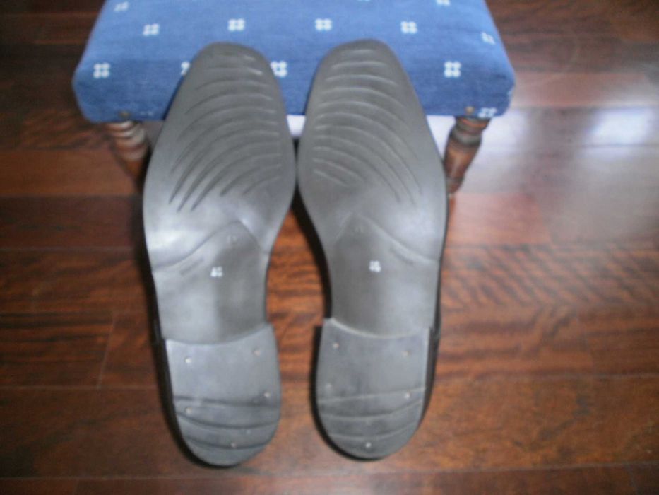 Sapatos pretos de homem com atacadores em pele