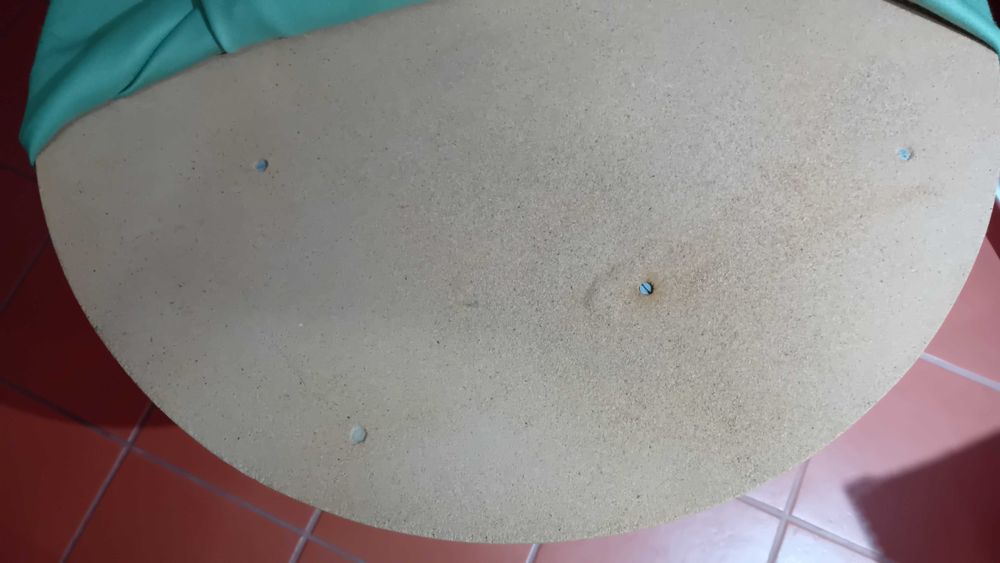 Mesa redonda com braseira elétrica