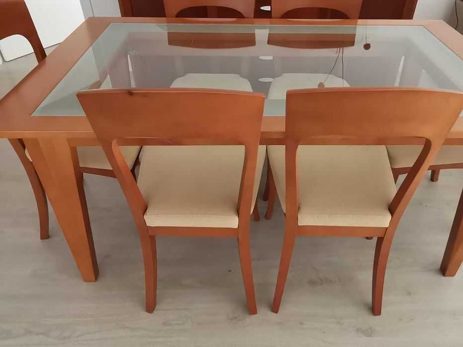 Mesa com 6 cadeiras, em cerejeira maciça