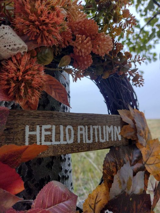 Wianek jesienny na drzwi, rustykalny, z napisem "Hello Autumn"