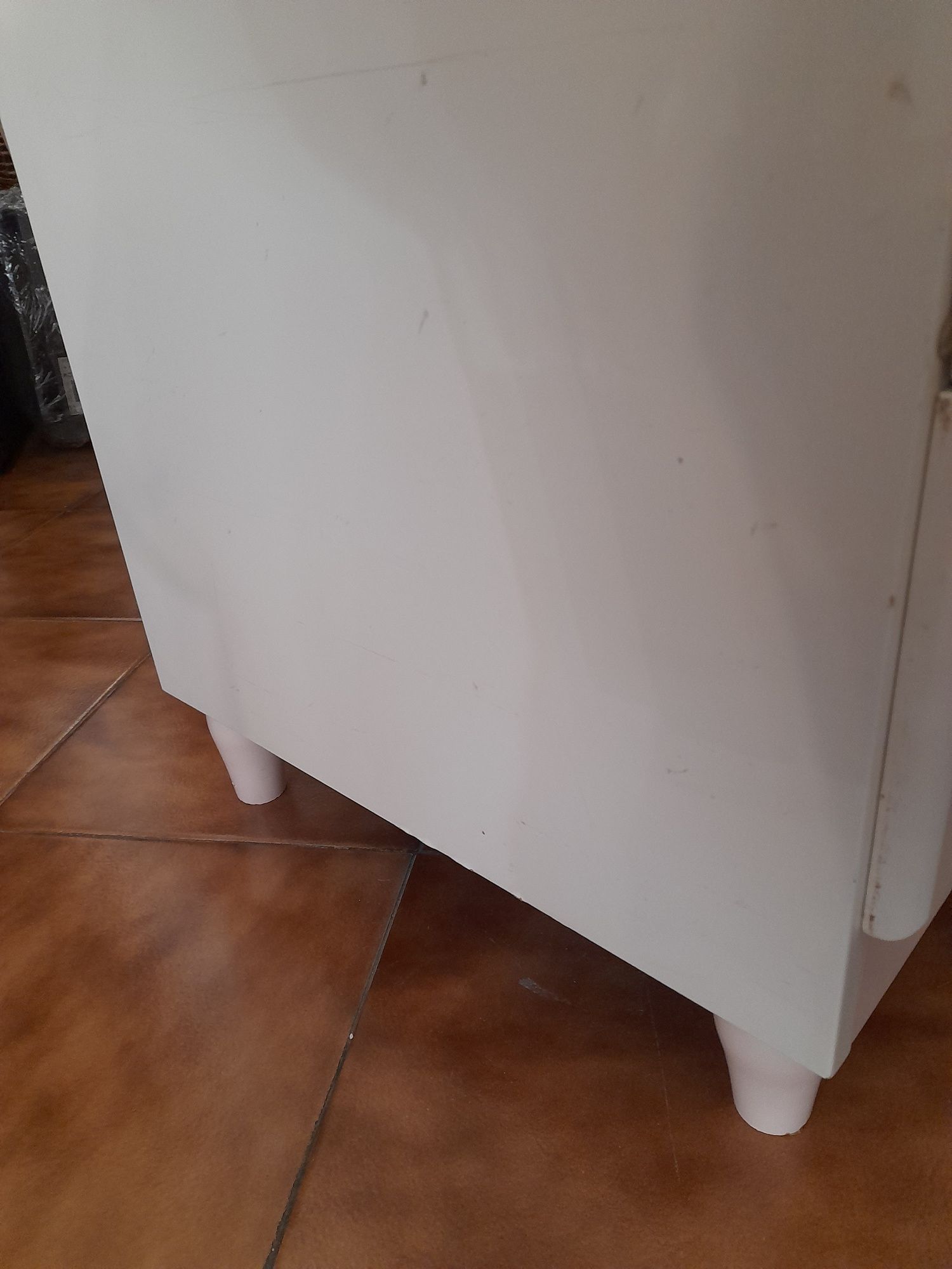 Cómoda Lacada de branco com rosa claro, móvel com gavetas-quarto jovem