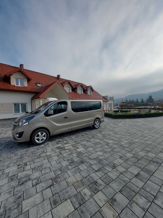 Bus z kierowca transport przewóz osób lotnisko wesela rozwożenie gości