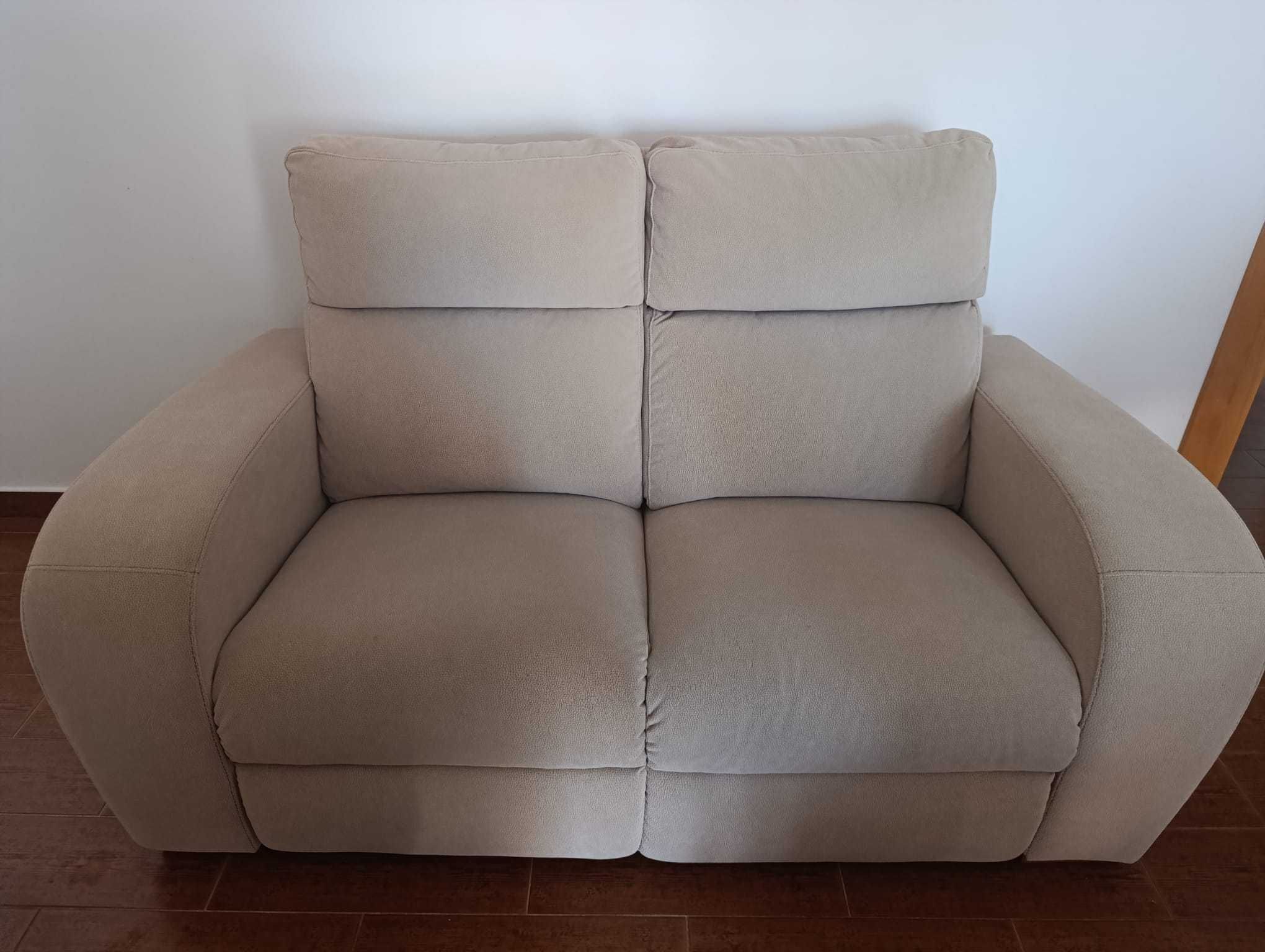 Sofá de Dois Lugares – Conforto e Qualidade!