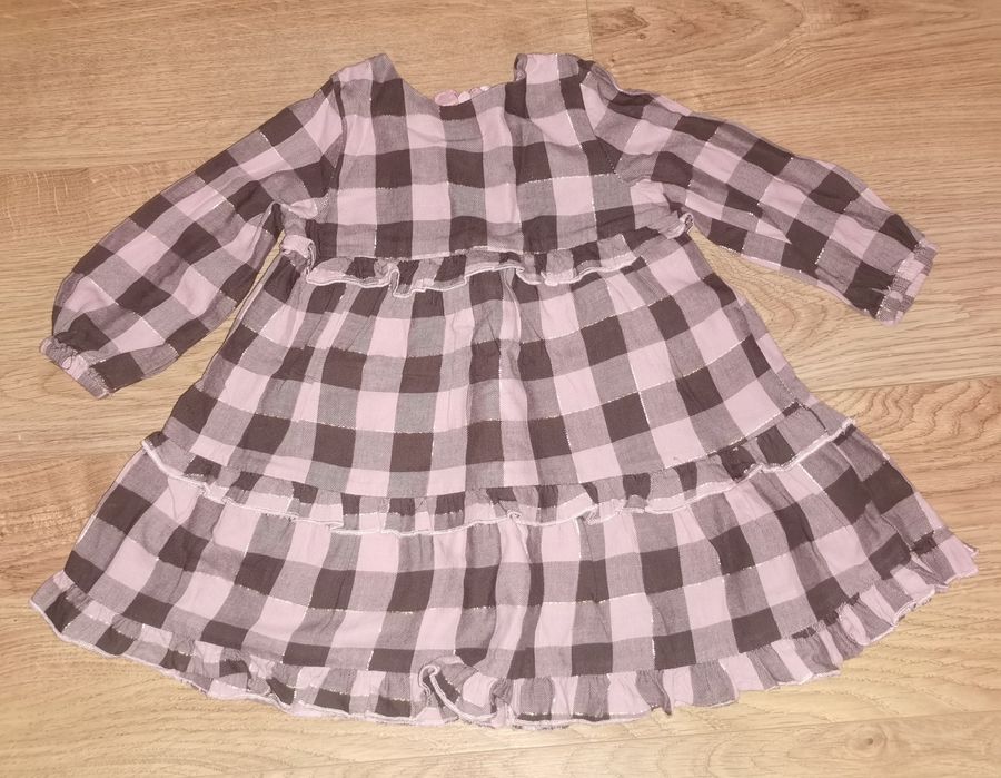 Piękna sukienka ze srebrna nitką rozmiar 80