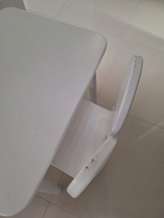 Biały drewniany stolik + krzesełko