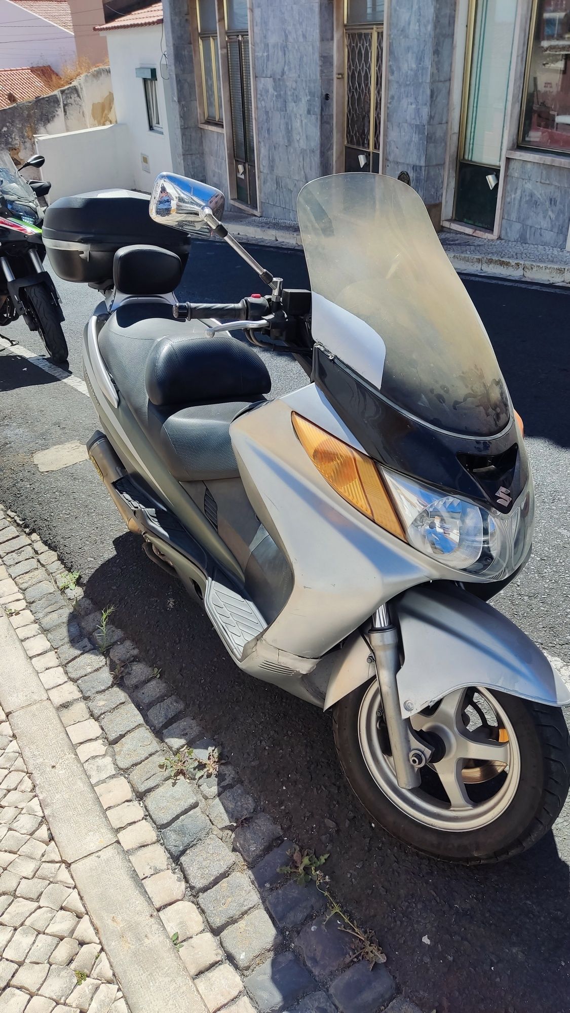 Burgman 400cc 
Mota bem estimada guardada sempre na garagem.
Só pega