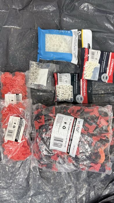 Zestaw Nowy do poziomowania płytek skręcany 200szt kliny krzyżyki