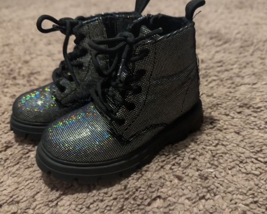 Botas brilhantes menina