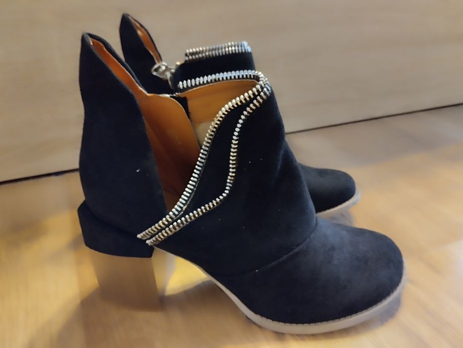 Nowe czarne botki
