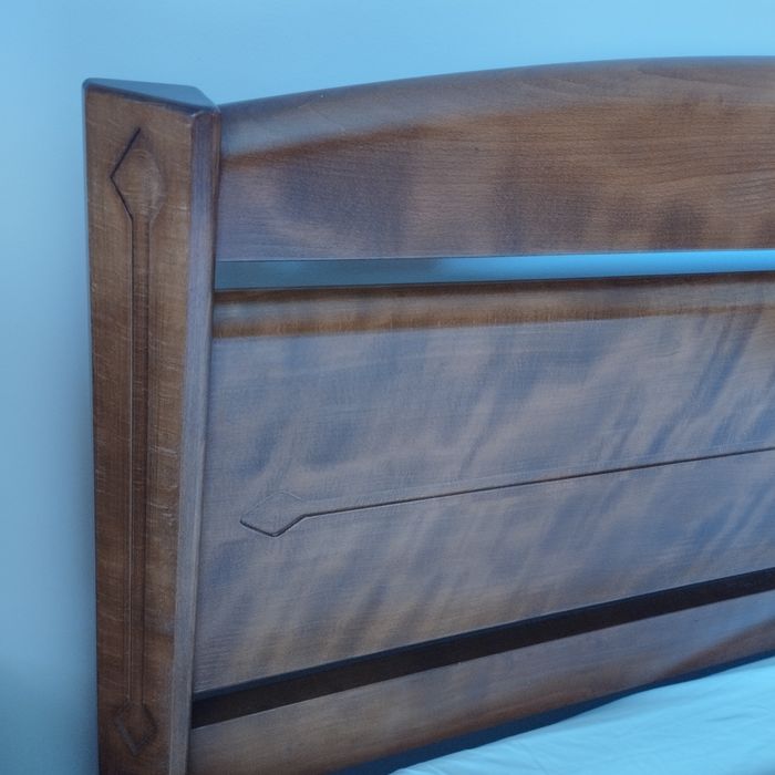 Cama de casal em cerejeira