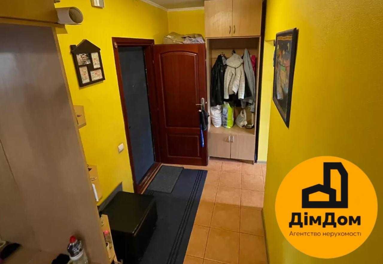 Продаж 2к квартири вул. Анни Ахматової 4