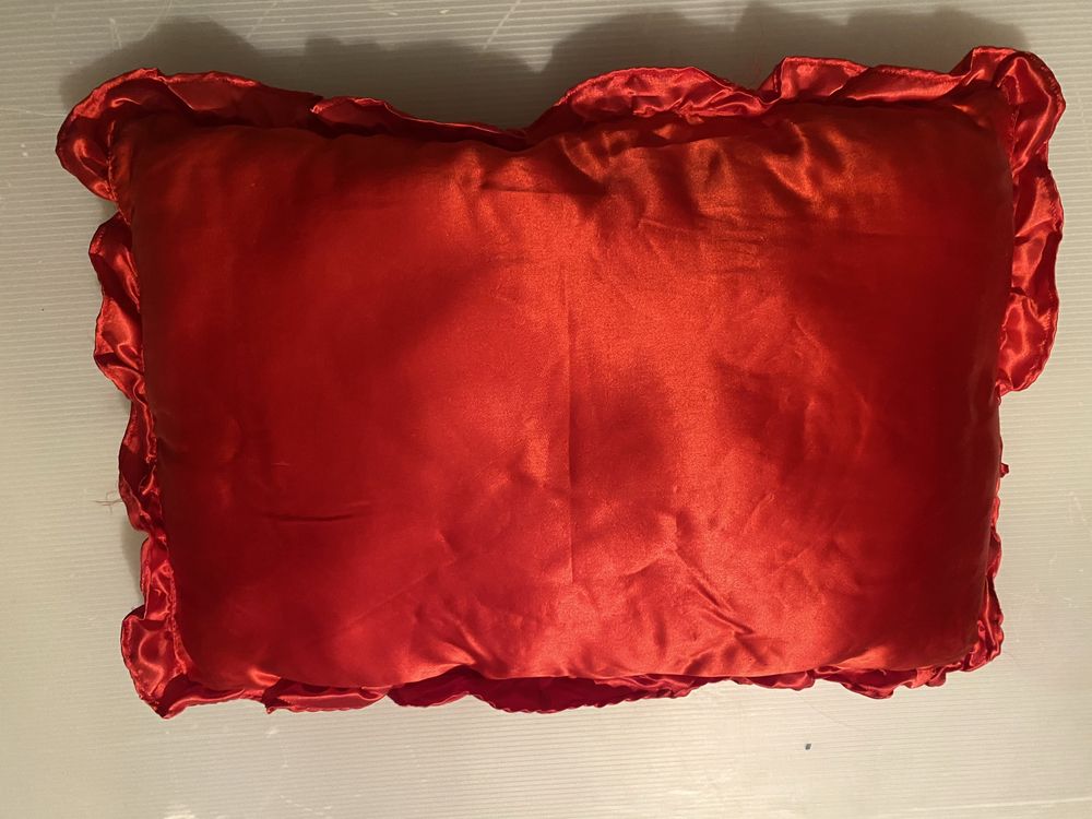 Almofada em cetim vermelho