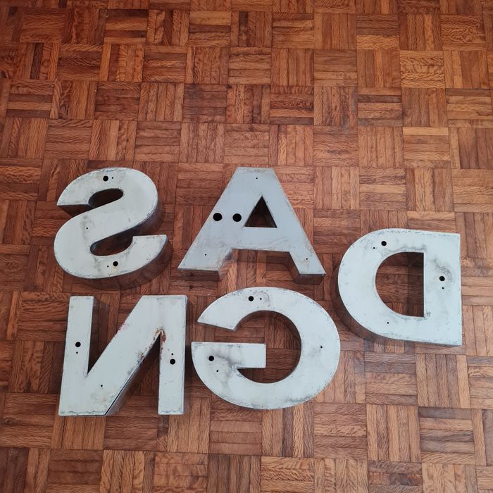 Letras metálicas vintage – S A N D G – decoração industrial / retro