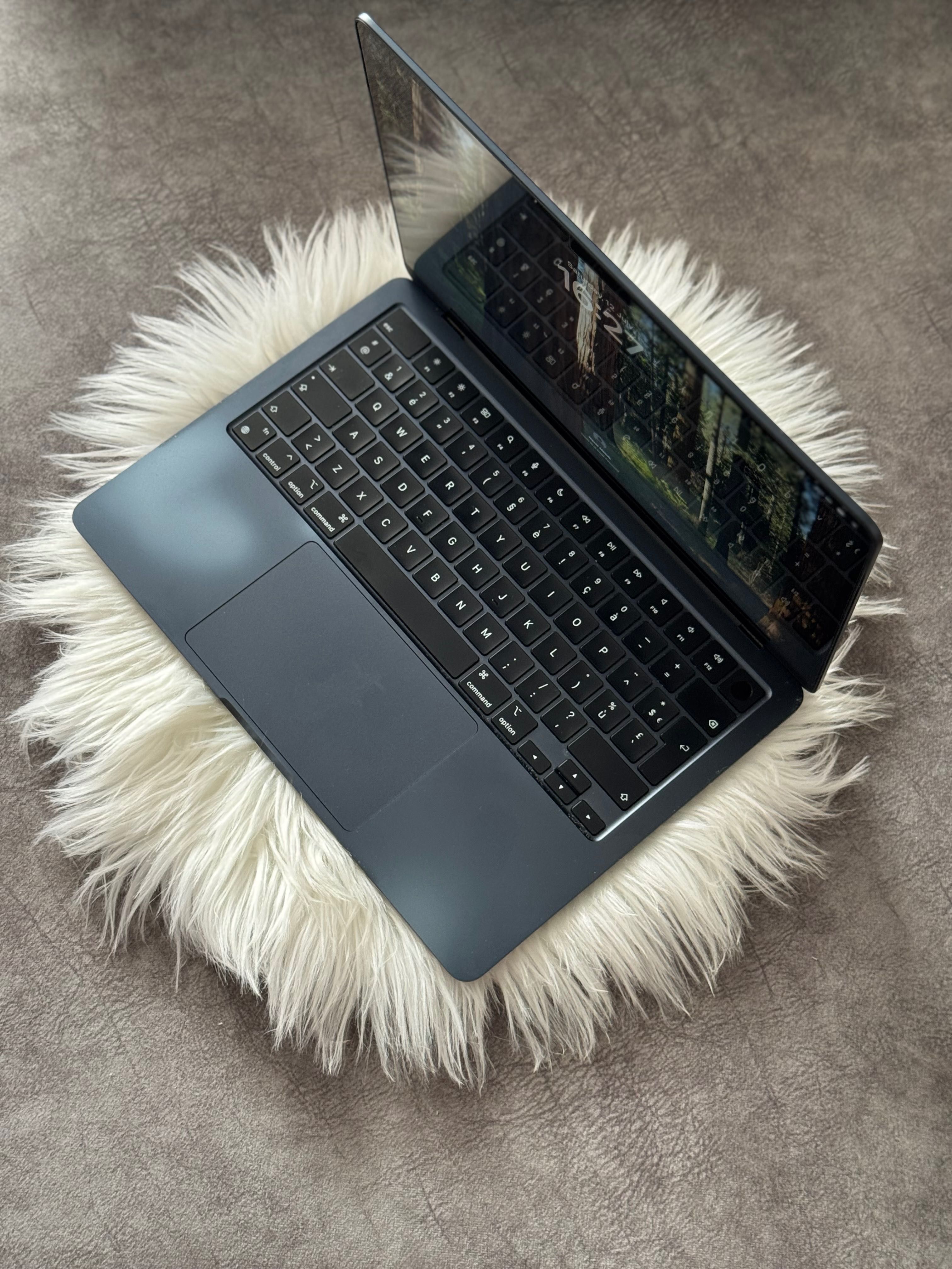 MacBook Air 13.6" (M2, 2022) • 8 ядер • 8 ГБ RAM • SSD 256 ГБ