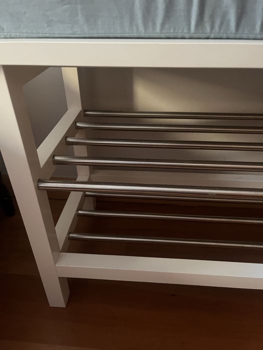 Banco com arrumacao sapatos