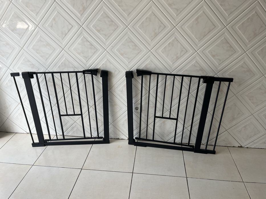 Barreira escadas criança com porta para gato