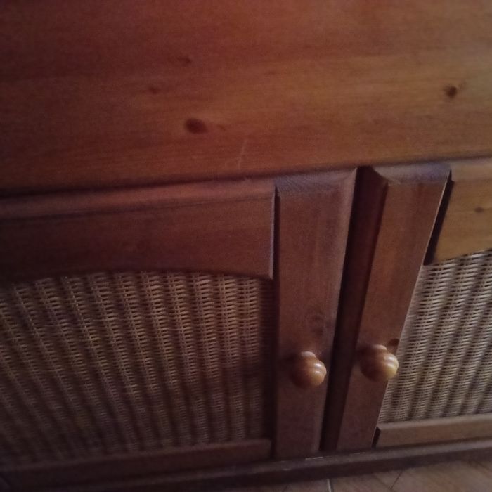 Cama de casal com colchão e mesas de cabeceira e comodas