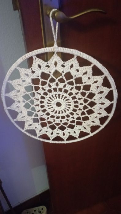 Mandalas e árvores da vida ,feitoas á mão em linha de crochê