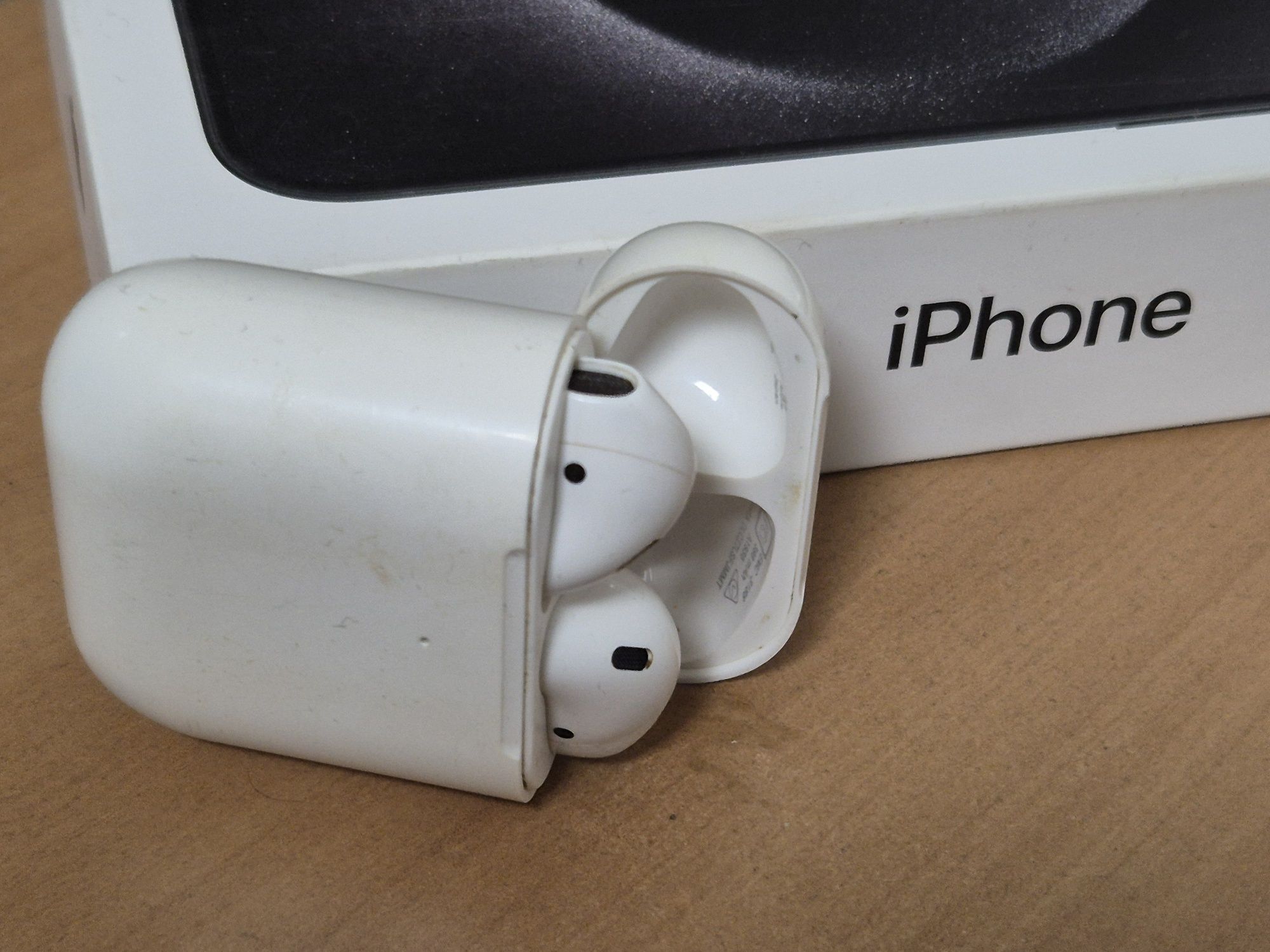 AirPods наушники
