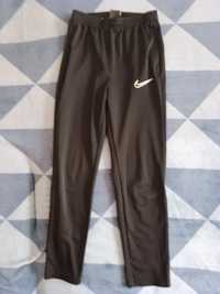 Spodnie dresowe Nike r. 147