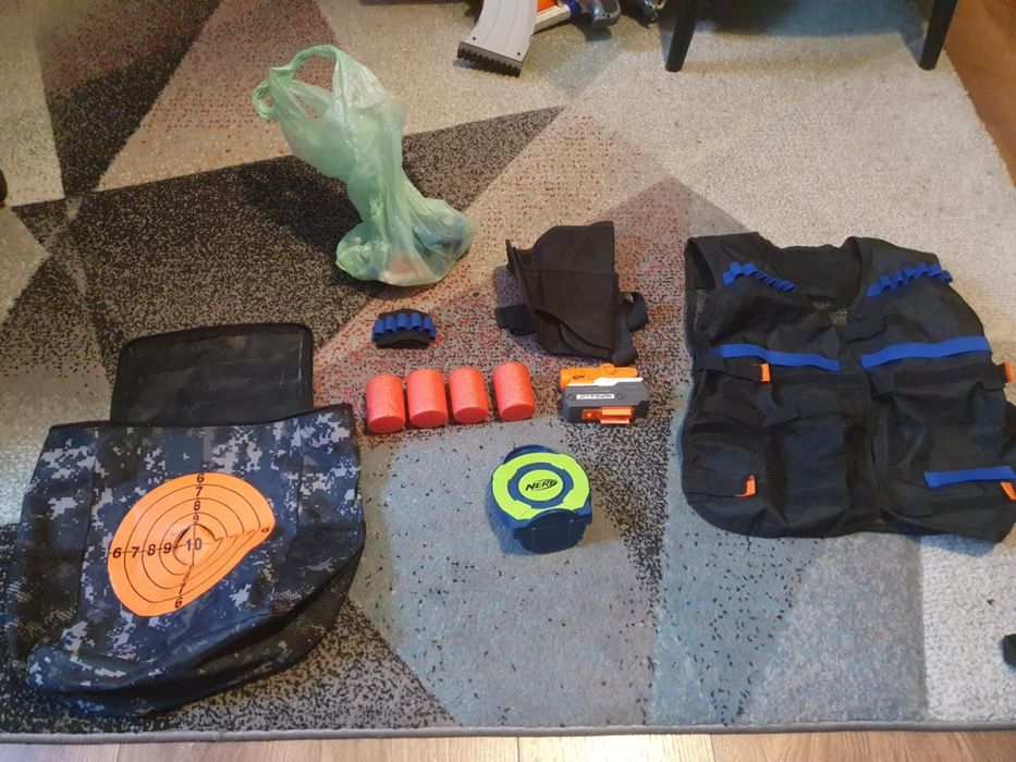 NERF Zestaw czterech kultowych wyrzutni + akcesoria do zabawy