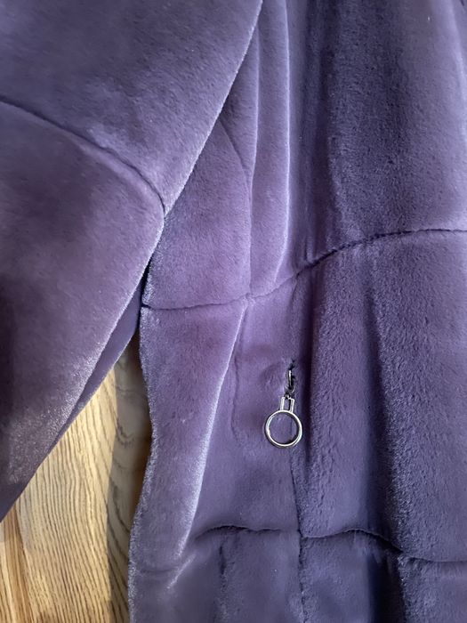 Нове хутряне пальто з капюшоном.