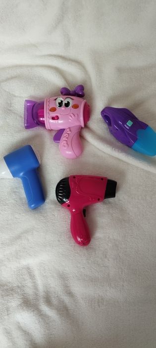 Suszarki do włosów w tym jedna z dźwiękami odkurzacz zabawka