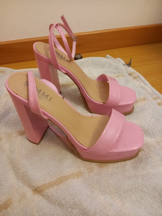 Sandalias com compensação