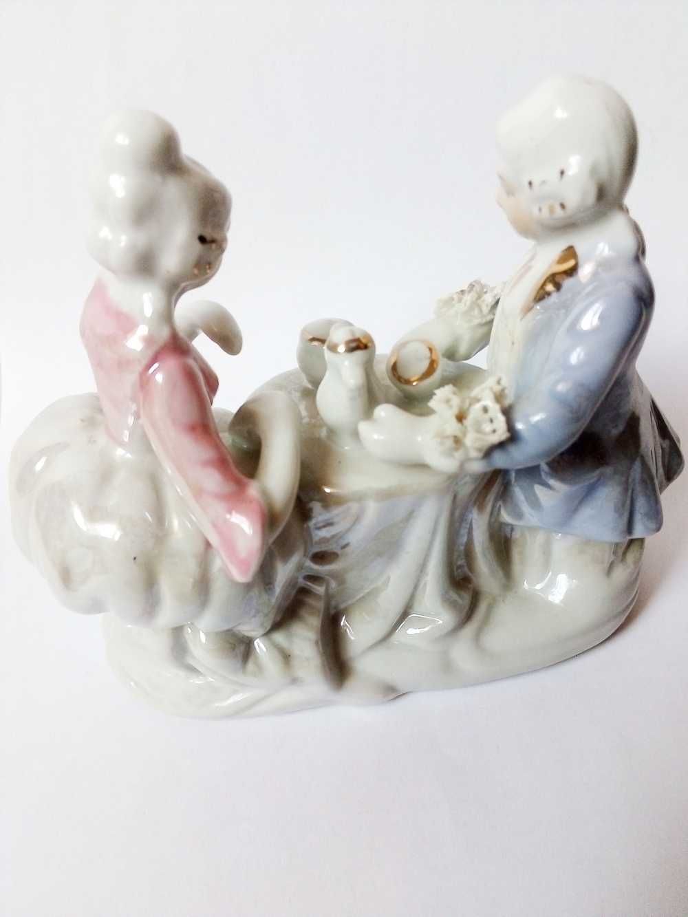 porcelanowa figurka para przy stoliku vintage