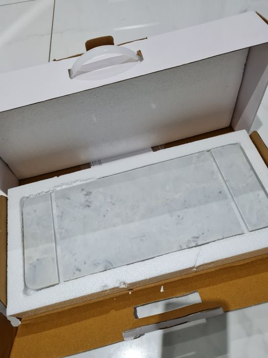 Półka ścienna z marmuru